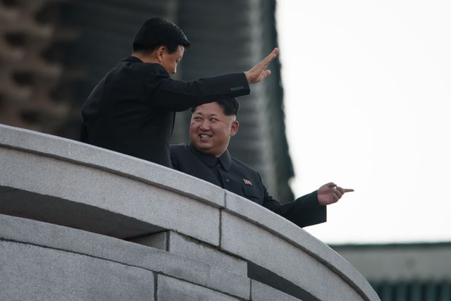 "Наши революционные войска справятся с любой войной, развязываемой США", – заявил лидер КНДР Ким Чен Ын, выступая перед публикой.