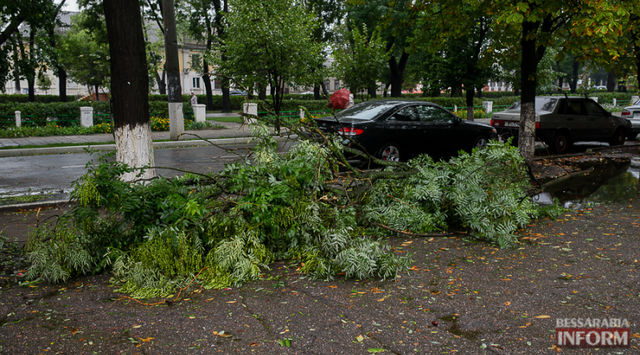 <p>Одеса знову постраждала від негоди. Фото public.od.ua, bessarabiainform.com</p>