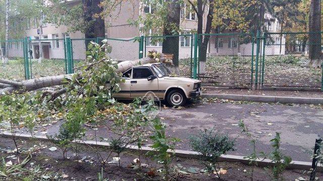 Одесса снова пострадала от непогоды. Фото: rupor.od.ua, public.od.ua, bessarabiainform.com