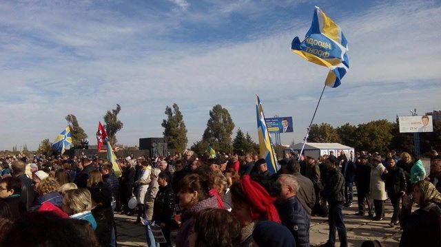 В Мариуполе собрался митинг с требованием перенести местные выборы. Фото: Антон Комаров 