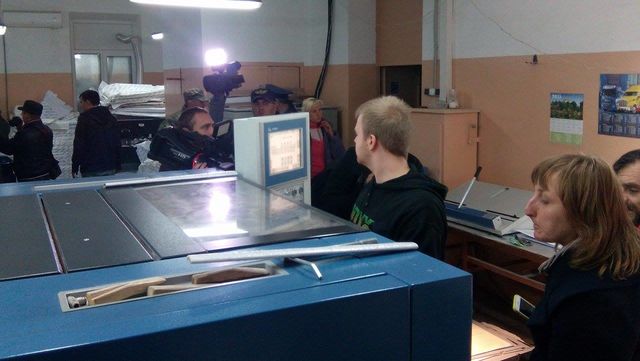 <p><span>У друкарні триває робота, фото Антон Комаров / Сегодня</span></p>
