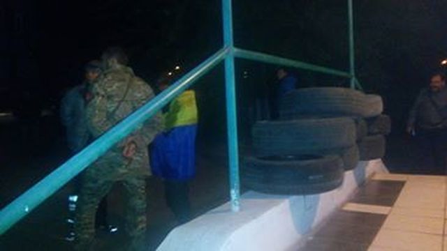 <p>Під будівлю друкарні в Маріуполі принесли шини, фото Антон Комаров / Сегодня</p>