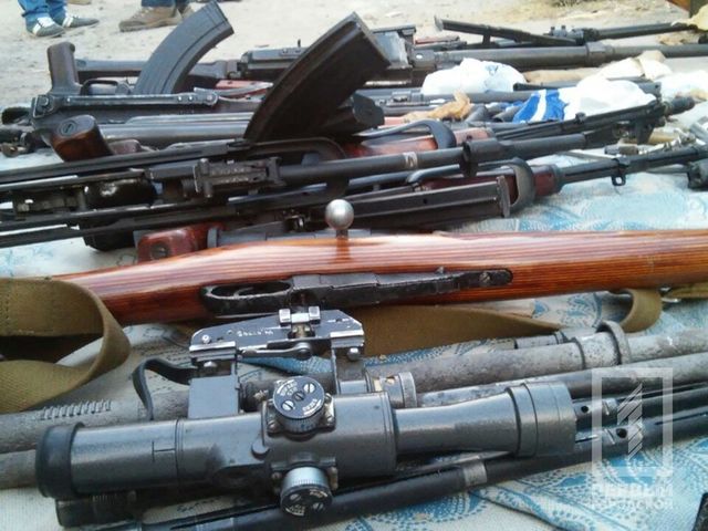 <p>У гаражі зберігали величезний арсенал зброї. Фото: 1tv.kr.ua</p>