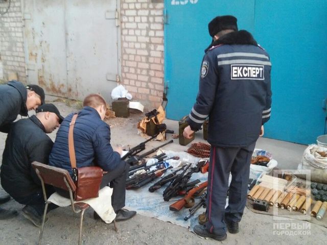 В гараже хранили огромный арсенал оружия.  Фото: 1tv.kr.ua