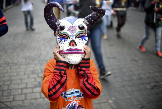 В столице Мексики состоялся парад так называемых "алебрихе" — цветных сюрреалистических созданий, которых обычно изготавливают из бумаги и дерева. Посмотреть на дефиле более 400 чудовищ собрались тысячи людей. Фото: AFP