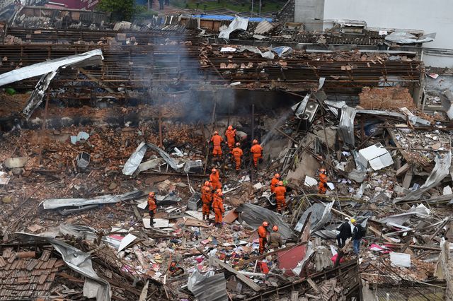 У Бразилії, в Ріо-де-Жанейро вибух зрівняв із землею більше 20 будівель, безліч будинків серйозно зруйновані. За повідомленнями місцевих рятувальників, щонайменше, сім осіб, включаючи дитину, поранені. Причиною вибуху став витік газу в одному з магазинів у районі Сан-Крістован. Фото: AFP