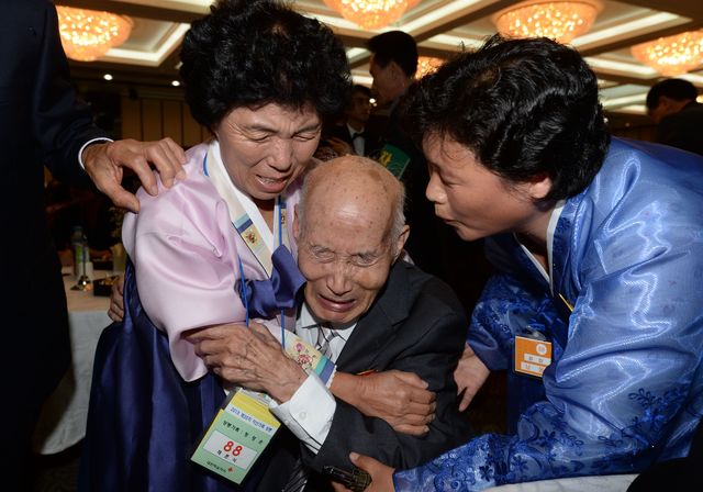 Близько 400 літніх жителів Південної Кореї прибули на територію КНДР, щоб побачитися зі своїми родичами. Багато не бачили рідних більше 60 років – з того моменту, як їх розлучила Корейська війна 1950-1953 років. Фото: AFP