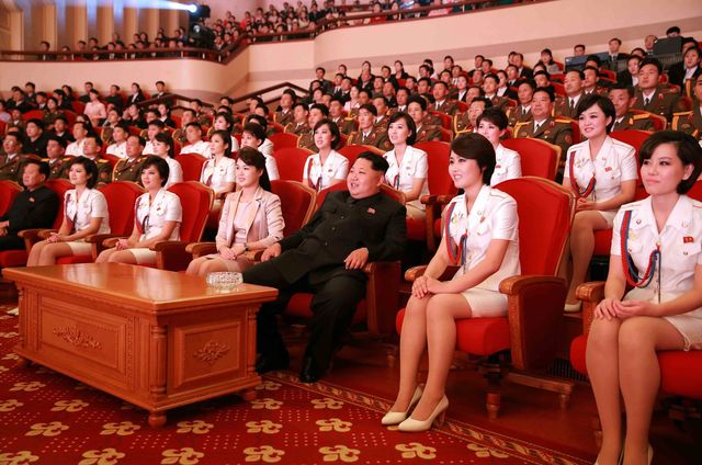 Жена лидера КНДР Ким Чен Ына появилась на публике, опровергнув тем самым слухи о своей возможной беременности или опале. Ли Соль Чжу вместе с мужем побывала на концерте. Фото: AFP