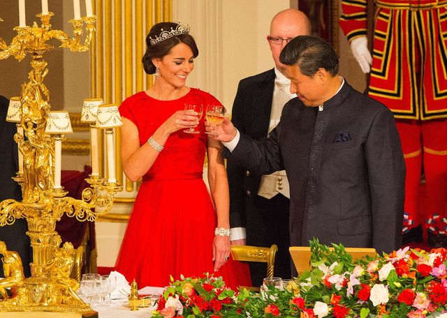 Кейт Миддлтон снова доказала, что способна затмить кого угодно. Ее появление на официальном государственном приеме в честь визита китайского лидера в Великобританию в потрясающем красном платье и элегантной тиаре стало настоящим триумфом герцогини Кэмбриджской. Фото: AFP
