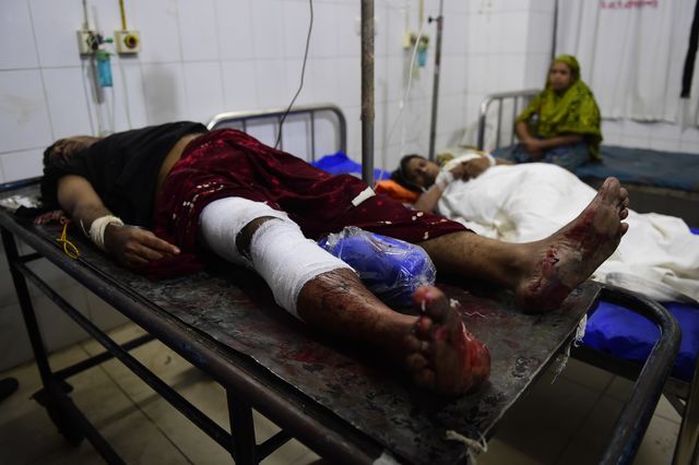 У шиїтській мечеті Хусейн Далай в столиці Бангладеш, Дацці, вранці в суботу, 24 жовтня, сталася серія вибухів. Більше 100 людей отримали травми, одна людина загинула – це 12-річний хлопчик. Постраждалі госпіталізовані. За попередньою інформацією, невідомі кинули, щонайменше, п'ять вибухових пристроїв у мечеть, коли всередині знаходилися 25 000 парафіян. Поки ніхто не взяв на себе відповідальність за теракт. Фото: AFP
