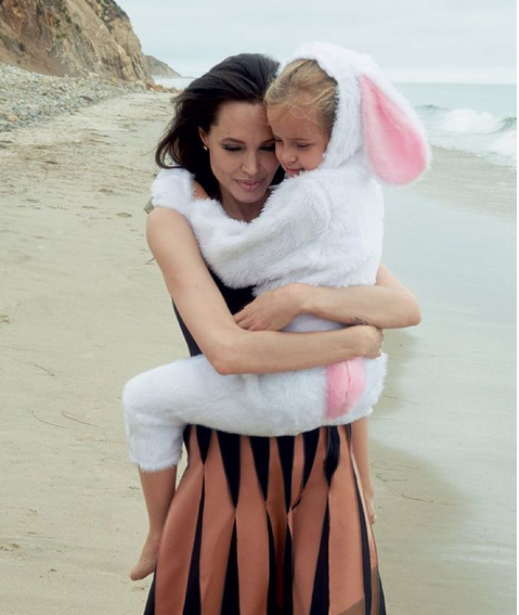 Джоли с семьей в фотосессии для Vogue. Фото: instagram/annieleibovitz