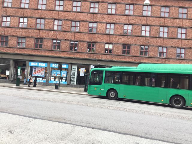 Автобуси схожі на товстих зелених черв'яків. До речі, Мальме вважається одним із найбільш екологічних міст світу