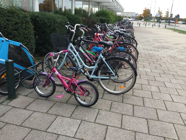 Велосипед – популярный вид транспорта в стране, поэтому на улице можно встретить велосипедистов всех возрастов