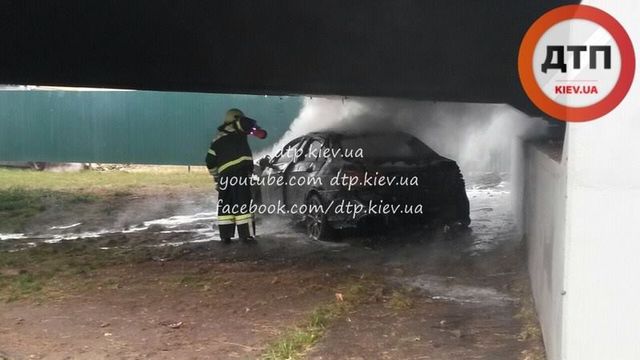 Автомобиль после ДТП загорелся. Фото: facebook.com/dtp.kiev.ua, facebook.com/pavlo.skala