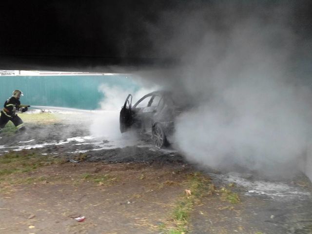 Автомобиль после ДТП загорелся. Фото: facebook.com/dtp.kiev.ua, facebook.com/pavlo.skala