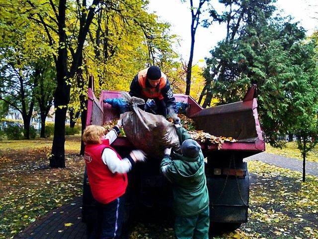 <p>Прибирання київських парків. Фото: facebook.com/zelenbud</p>