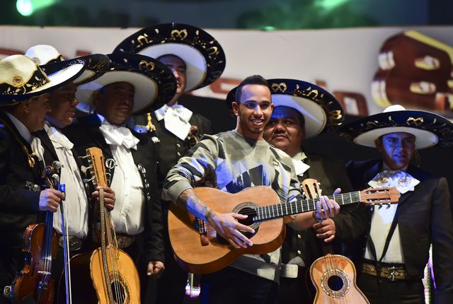 <p>Льюїс Хемілтон взяв участь у реслінг-шоу в Мехіко. Фото AFP</p>