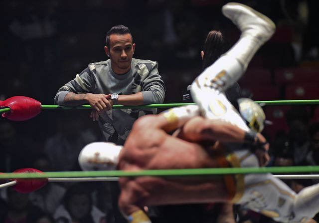 Льюис Хэмилтон поучаствовал в реслинг-шоу в Мехико. Фото AFP