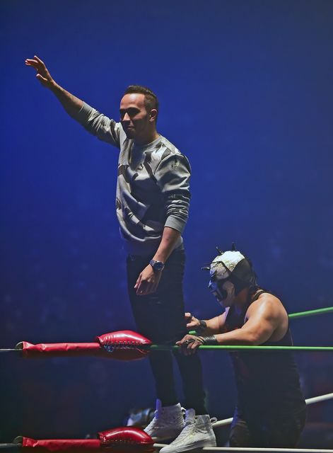 Льюис Хэмилтон поучаствовал в реслинг-шоу в Мехико. Фото AFP
