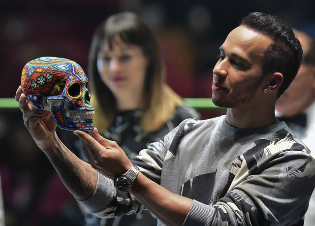 <p>Льюїс Хемілтон взяв участь у реслінг-шоу в Мехіко. Фото AFP</p>