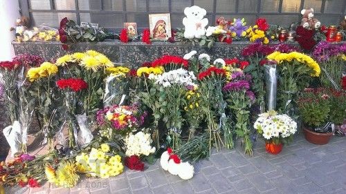 У консульства РФ – цветы, лампадки и игрушки. Фото: Olga Lemann, otkat.od.ua