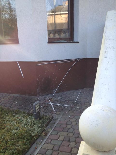 <p>У будинку Анатолія Клименка вибиті вікна. Фото: А.Міколайчук</p>