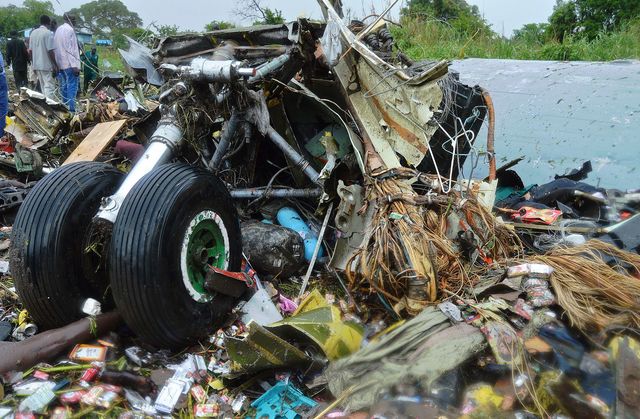  Грузовой самолет Ан-12 разбился сразу же после вылета из столицы Южного Судана. На борту находились 18 человек — шесть членов экипажа и 12 пассажиров. Самолет рухнул в 800 метрах от аэропорта на берегу реки, где отдыхало много детей. Погибли в общей сложности 36 человек. Фото: AFP