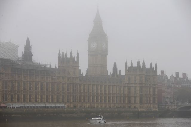 В Великобританию окутал сильный туман.  Метеослужба объявила "желтый" уровень угрозы в связи с погодными условиями. Опустившийся на Британию туман относится к разряду радиационных. Фото: AFP