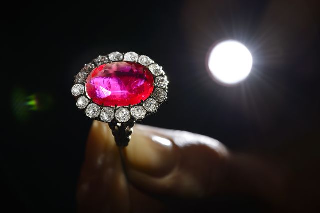 У Женеві показали кільце з унікальним рожевим діамантом. Хоча торги ще не почалися, ажіотаж навколо алмаза вже величезний. Цей найчистіший коштовний камінь в 16 з гаком карат, за оцінками фахівців, може коштувати близько 25 мільйонів доларів. Вага порівняно невелика, але рожеві діаманти – величезна рідкість. На них припадає всього одна сота відсотка від світового виробництва алмазів. Фото: AFP