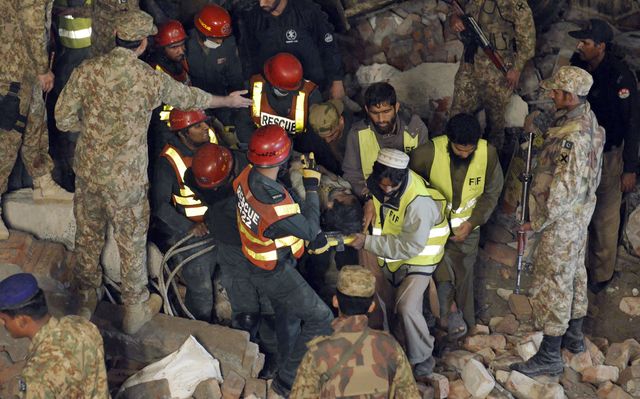 В пакистанском городе Лахоре 18 человек погибли при обрушении фабрики. На месте ЧП велись спасательные работы. Удалось найти около 70 раненых. Фото: AFP 
