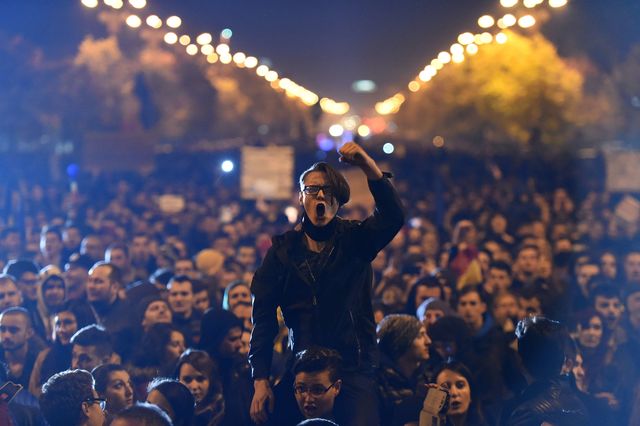 У Бухаресті, Тімішоарі, Клужі, Брашові, Пітешті, Бакеу, Яссах та інших румунських містах поновилися масові антиурядові демонстрації. Протестувальники вимагають розпустити парламент, провести дострокові вибори і покарати чиновників, яких громадськість вважає винними в вбивчий пожежі в нічному клубі. Фото: AFP
