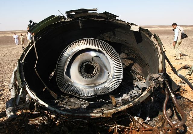 31 октября российский самолет А321 потерпел крушение в Египте. На борту было 224 человека. Никому из них не удалось выжить. Это самая страшная катастрофа в истории российской авиации.  Точных причин крушение нет, эксперты расшифровывают черные ящики. Фото: AFP