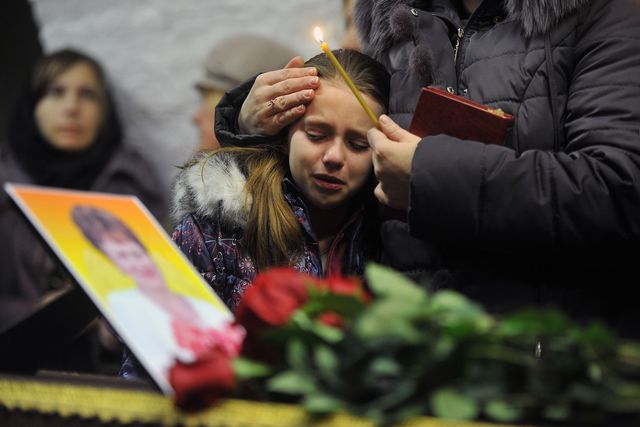 Незадолго после страшной катастрофы с российским лайнером А-312 прошли похороны. Жертвами катастрофы стали 217 пассажиров и семь членов экипажа. Все они погибли. Эксперты пока молчат о причинах крушения, хотя несколько версий есть. Фото: AFP