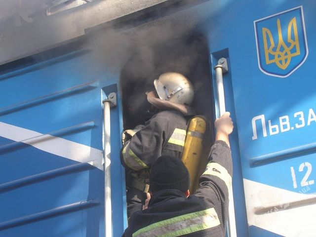 <p>Загорівся локомотив. Фото: facebook.com/MNSODE, ДСНС Одеської області</p>