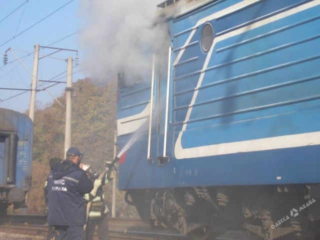 Загорелся локомотив. Фото: facebook.com/MNSODE, ГСЧС Одесской области