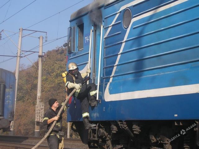 Загорелся локомотив. Фото: facebook.com/MNSODE, ГСЧС Одесской области