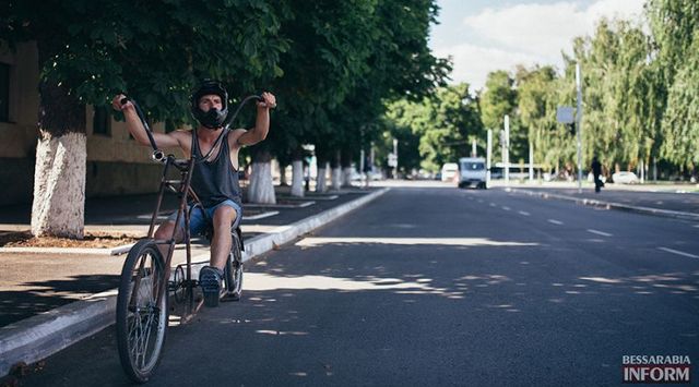 На дороге. Некоторые прохожие даже смеются над велосипедами, но Константин не обращает внимания. Фото: bessarabiainform.com