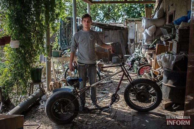 Константин Маламен. 19-летний парень работает грузчиком и мастерит нестандартные велосипеды. Фото: bessarabiainform.com