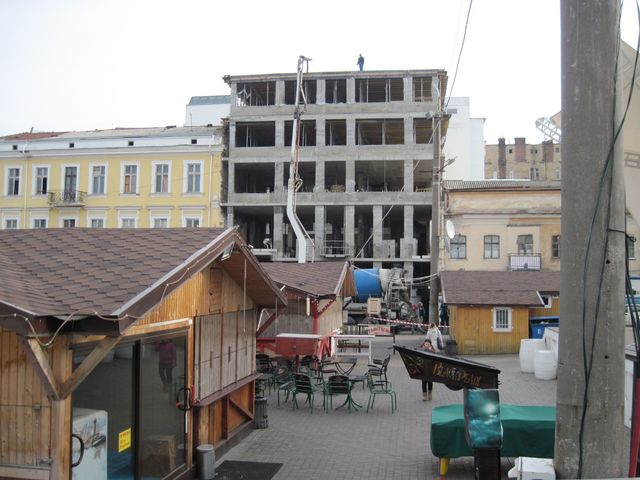 В центре города за счет сноса памятника архитектуры строится новая гостиница. Фото: М. Крыжановская