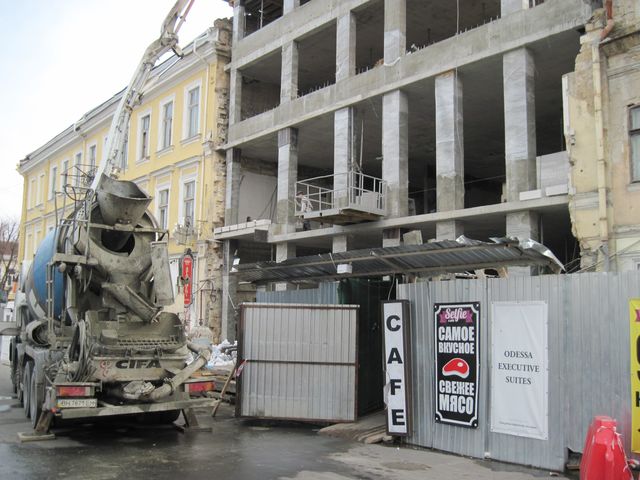 В центре города за счет сноса памятника архитектуры строится новая гостиница. Фото: М. Крыжановская