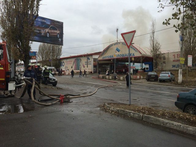 <p>Пожежа на "Барабашово". Фото: /vk.com/h_kharkov, vk.com/kharkov_city_ua</p>