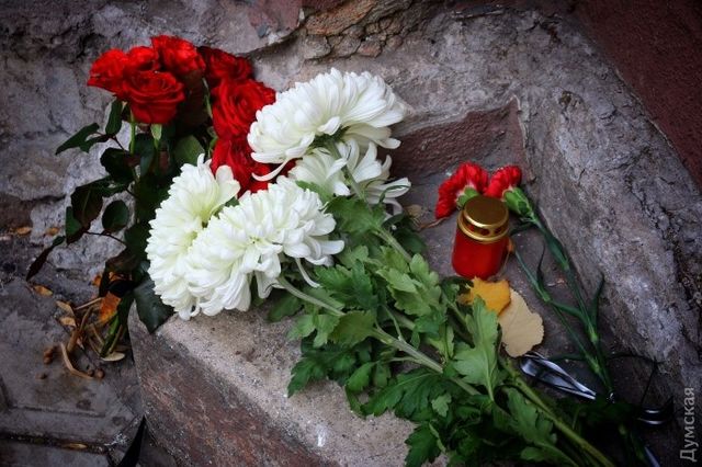 <p>Одесити принесли співчуття французам. Фото: dumskaya.net</p>
