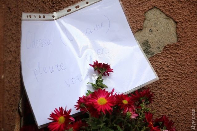 Одесситы принесли соболезнования французам. Фото:  dumskaya.net