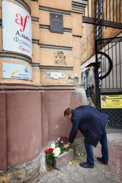 Одесситы принесли соболезнования французам. Фото:  dumskaya.net