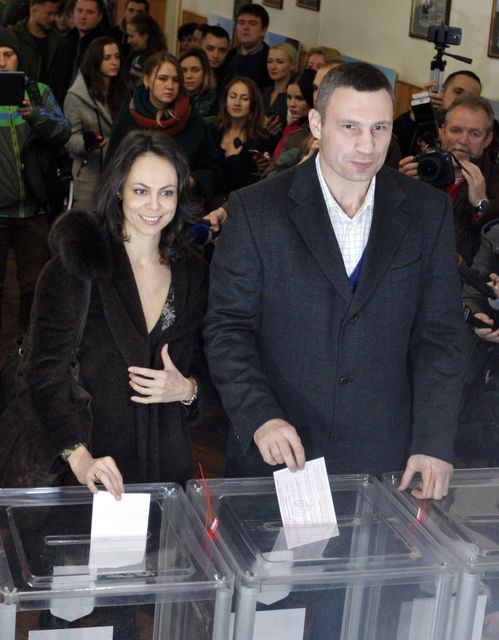 Кличко голосовал весело. Фото AFP