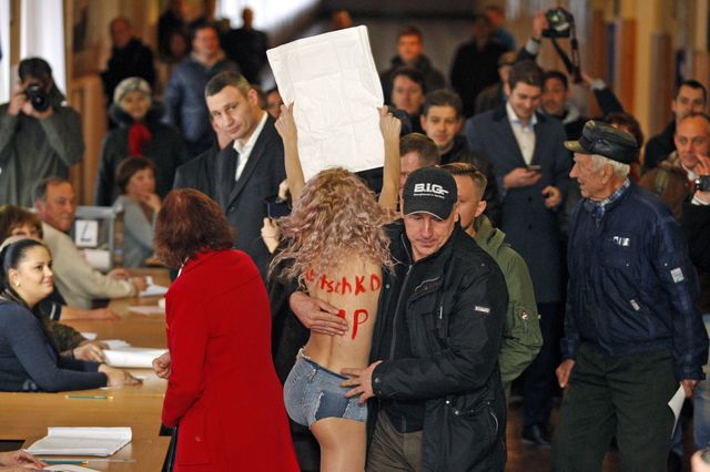 Кличко голосовал весело. Фото AFP