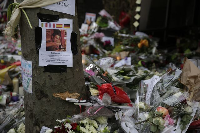 В Париже несут цветы к местам теракта. Фото: AFP