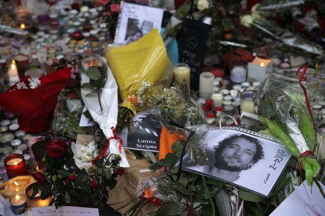 В Париже несут цветы к местам теракта. Фото: AFP