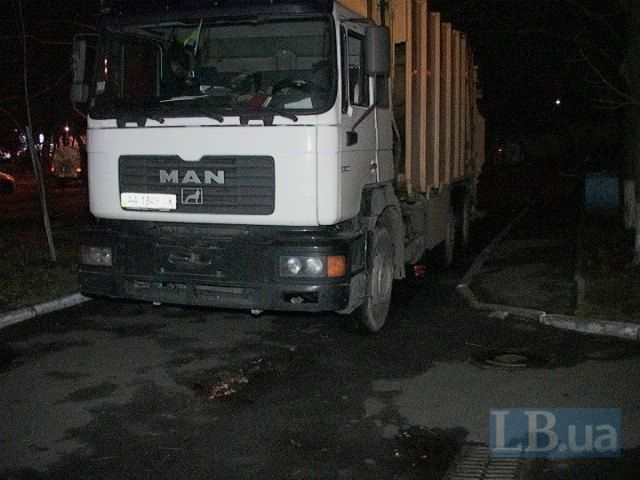 <p>Вантажівка-сміттєвоз убила стареньку. Фото: LB.ua</p>