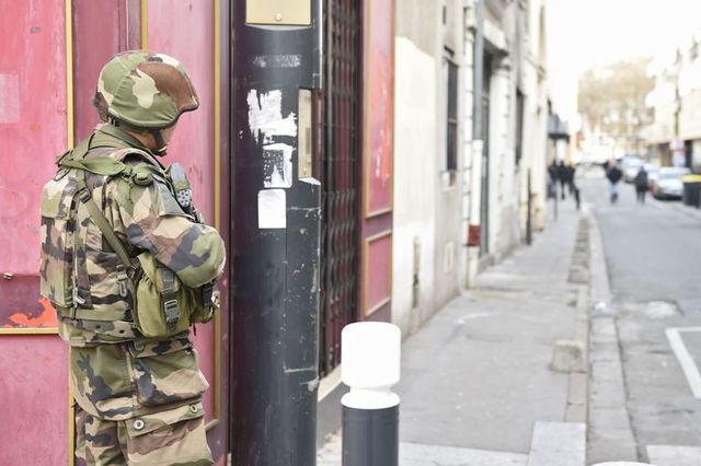 Спецоперация в Париже продолжается. Фото: AFP